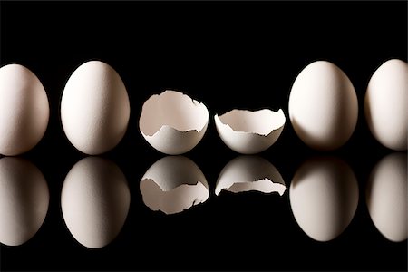 egg cracking - broken egg Stock Photo - Premium Royalty-Free, Code: 640-02950661