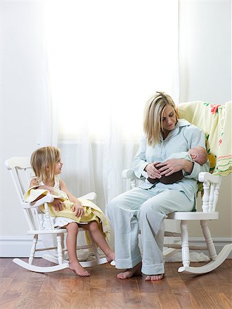 se balancer (action) - mère et la fille tenant un bébé nouveau-né Photographie de stock - Premium Libres de Droits, Code: 640-02951224