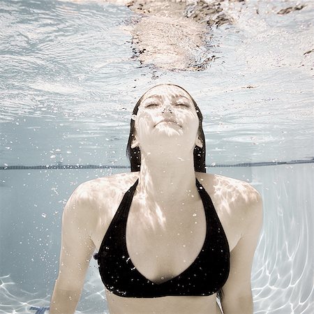 woman swimming underwater in a pool Stock Photo - Premium Royalty-Free, Code: 640-02951370