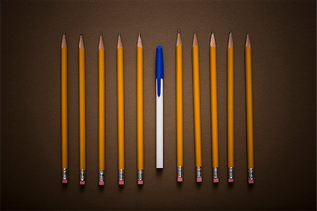 one pen among many pencils Foto de stock - Sin royalties Premium, Código: 640-02951427