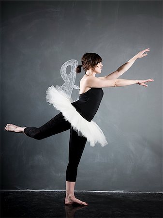 simsearch:640-02951833,k - ballerina against a blackboard Foto de stock - Royalty Free Premium, Número: 640-02951428