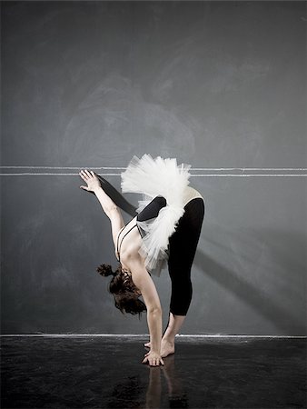 ballerina against a blackboard Foto de stock - Sin royalties Premium, Código: 640-02951444