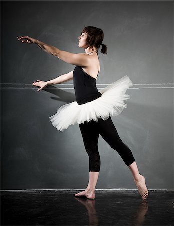 ballerina against a blackboard Foto de stock - Sin royalties Premium, Código: 640-02951445