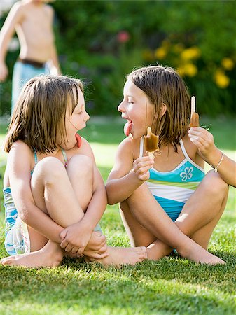 sacando la lengua - children eating popsicles Foto de stock - Sin royalties Premium, Código: 640-02951679