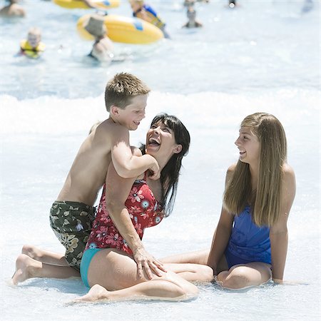 mère et deux enfants dans un parc aquatique Photographie de stock - Premium Libres de Droits, Code: 640-02951708