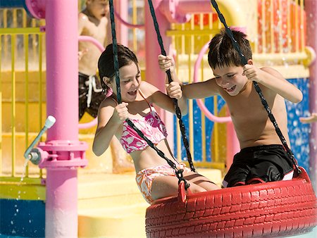 children on a tire swing at a waterpark Foto de stock - Sin royalties Premium, Código: 640-02951746