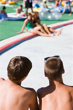 teenagers at a waterpark Foto de stock - Sin royalties Premium, Código: 640-02951773