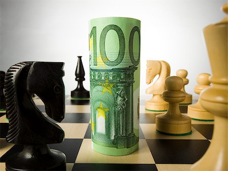 euro - rolled currency on a chess board Foto de stock - Sin royalties Premium, Código: 640-02951824
