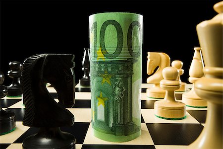 euro - rolled currency on a chess board Foto de stock - Sin royalties Premium, Código: 640-02951834