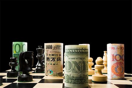rolled currency on a chess board Foto de stock - Sin royalties Premium, Código: 640-02951839
