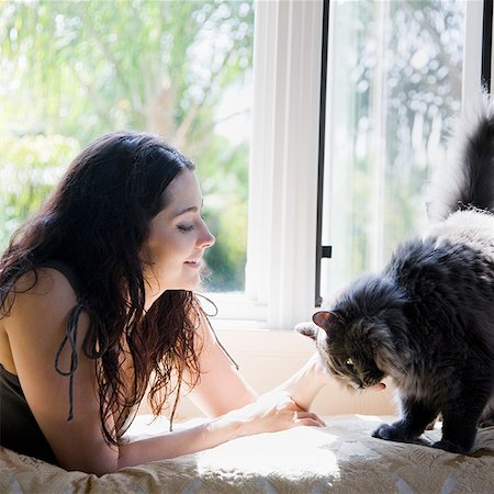femme sur un banc de fenêtre avec son chat Photographie de stock - Premium Libres de Droits, Code: 640-02951899