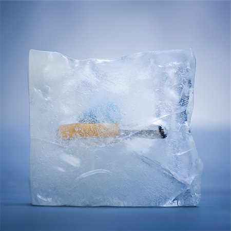 cigarette butt frozen in a block of ice Foto de stock - Sin royalties Premium, Código: 640-02952204