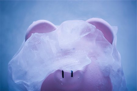 dettes - Tirelire couvert de glace Photographie de stock - Premium Libres de Droits, Code: 640-02952245