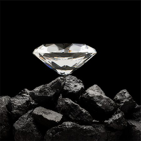 diamonds on black background - grand diamant sur une pile de roches Photographie de stock - Premium Libres de Droits, Code: 640-02952303