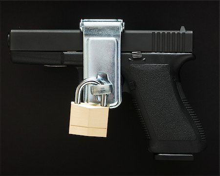 simsearch:640-02952327,k - glock handgun with a padlock on it Fotografie stock - Premium Royalty-Free, Codice: 640-02952335