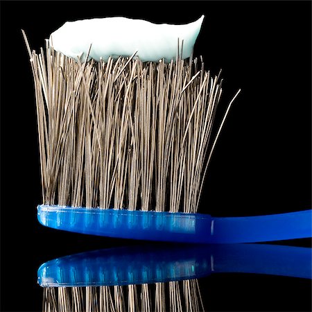 brosse à dents avec des soies de fils métalliques Photographie de stock - Premium Libres de Droits, Code: 640-02952355