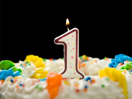 first birthday - birthday cake with candle that says 1 Foto de stock - Sin royalties Premium, Código: 640-02952363