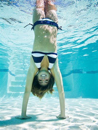 teenage girl doing a handstand under water Foto de stock - Sin royalties Premium, Código: 640-02952476