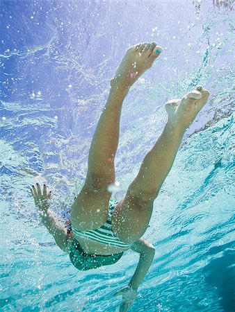 adolescente dans un maillot de nager dans une piscine Photographie de stock - Premium Libres de Droits, Code: 640-02952472