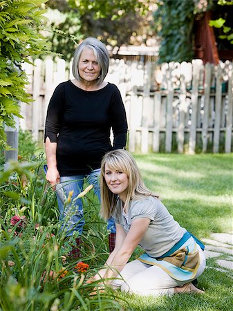 mère et fille adulte dans l'ensemble de jardin Photographie de stock - Premium Libres de Droits, Code: 640-02952656