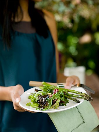 woman holding a plate of vegetables Foto de stock - Sin royalties Premium, Código: 640-02952661