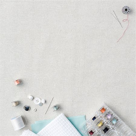 sewing supplies on a blank canvas Foto de stock - Royalty Free Premium, Número: 640-02952700