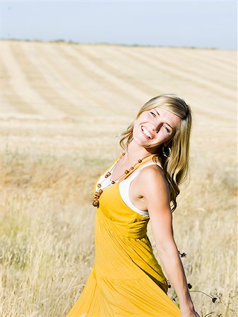 woman in a field Foto de stock - Sin royalties Premium, Código: 640-02952758