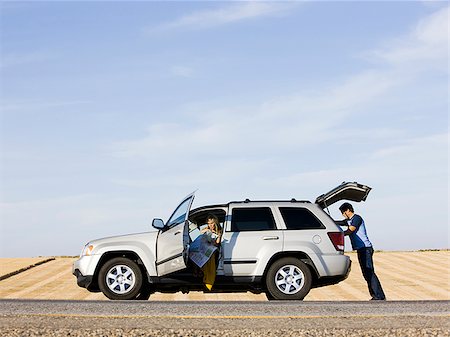 fuoristrada - couple pulled over on the side of the road Fotografie stock - Premium Royalty-Free, Codice: 640-02952777