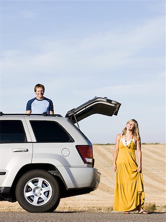 simsearch:640-02952767,k - couple pulled over on the side of the road Stock Photo - Premium Royalty-Free, Code: 640-02952780