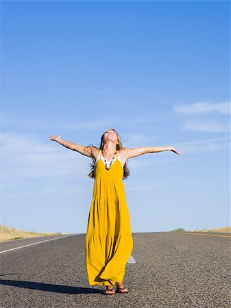 femme debout au milieu de la route Photographie de stock - Premium Libres de Droits, Code: 640-02952794