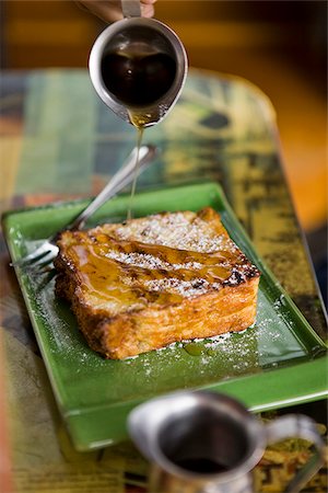 pouring syrup on french toast Foto de stock - Sin royalties Premium, Código: 640-02952806