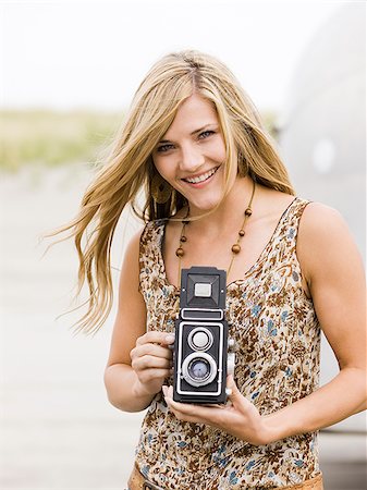 woman taking a picture with a vintage camera Foto de stock - Sin royalties Premium, Código: 640-02952843