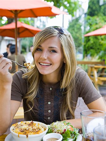 portland - woman eating lunch Foto de stock - Sin royalties Premium, Código: 640-02952901