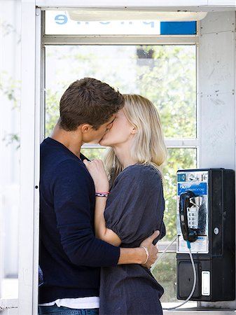 couple kissing in a phone booth Foto de stock - Sin royalties Premium, Código: 640-02952991