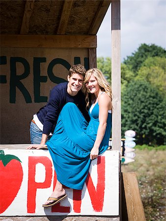 simsearch:640-02952911,k - couple sitting in a fruit stand Foto de stock - Sin royalties Premium, Código: 640-02953017