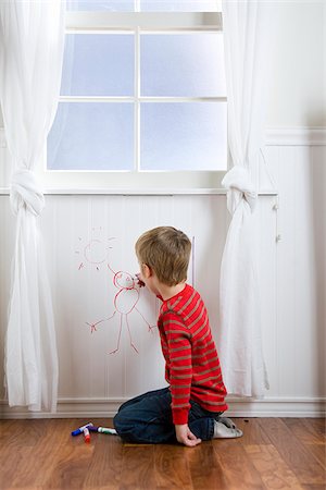 child drawing on the wall Foto de stock - Sin royalties Premium, Código: 640-02953041