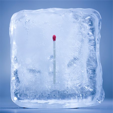 match frozen in a block of ice Foto de stock - Sin royalties Premium, Código: 640-02953070