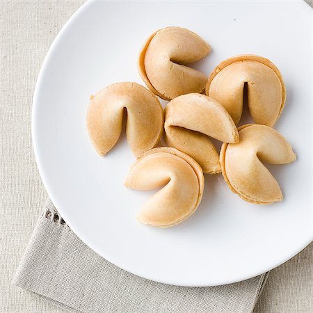 plate of fortune cookies Foto de stock - Royalty Free Premium, Número: 640-02953138