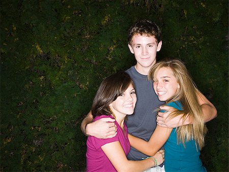 adolescent et deux adolescentes s'enlaçant Photographie de stock - Premium Libres de Droits, Code: 640-02953238