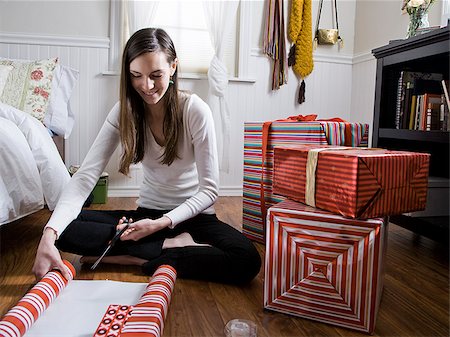 woman sitting on the floor wrapping presents Foto de stock - Sin royalties Premium, Código: 640-02953257