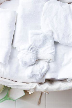 detergente - laundry basket with whites in it Foto de stock - Sin royalties Premium, Código: 640-02953405