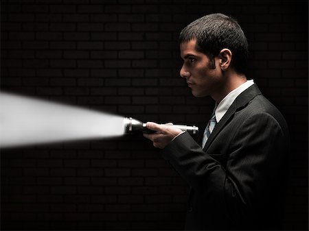 espion - homme tenant une lampe de poche Photographie de stock - Premium Libres de Droits, Code: 640-02953491