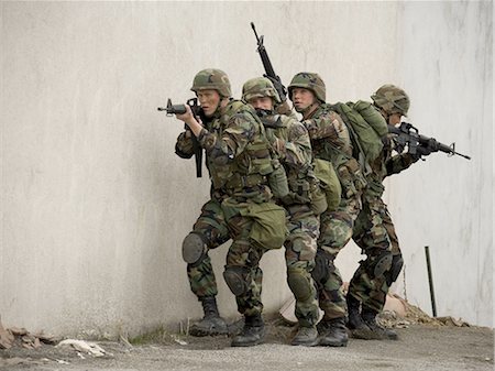 simsearch:640-03258222,k - Soldiers pointing weapons Foto de stock - Sin royalties Premium, Código: 640-03255405