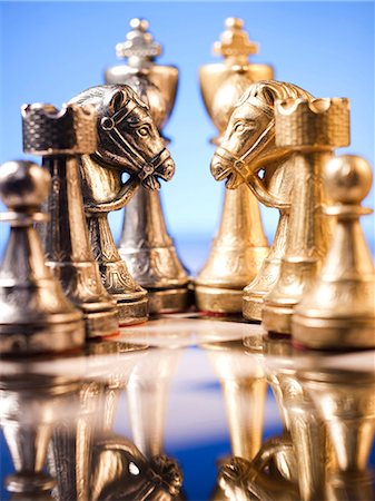 Échiquier et pièces d'échecs Photographie de stock - Premium Libres de Droits, Code: 640-03255703