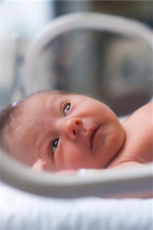 Newborn girl in incubator Foto de stock - Sin royalties Premium, Código: 640-03255798