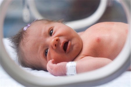 Newborn girl in incubator Foto de stock - Sin royalties Premium, Código: 640-03255799