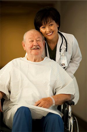 portrait doctor patient hospital - Femme médecin avec un homme mûr en fauteuil roulant Photographie de stock - Premium Libres de Droits, Code: 640-03255814