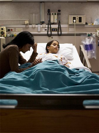 Mère assise nerveusement de fille dans son lit d'hôpital Photographie de stock - Premium Libres de Droits, Code: 640-03255833