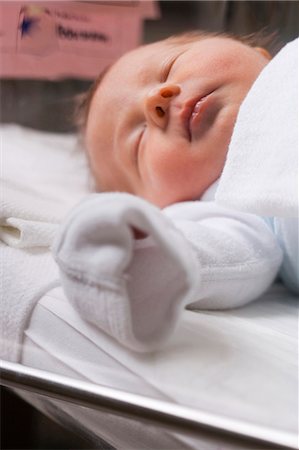 Newborn girl in incubator Stock Photo - Premium Royalty-Free, Code: 640-03255841