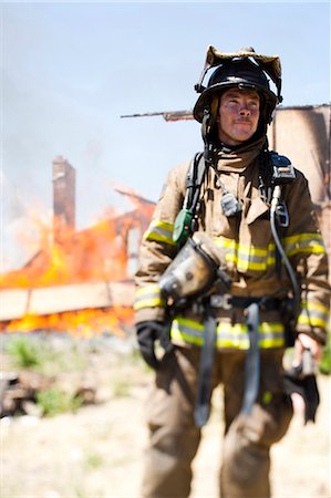 face of 40 year old man - Closeup of fire fighter at work Foto de stock - Sin royalties Premium, Código: 640-03255877